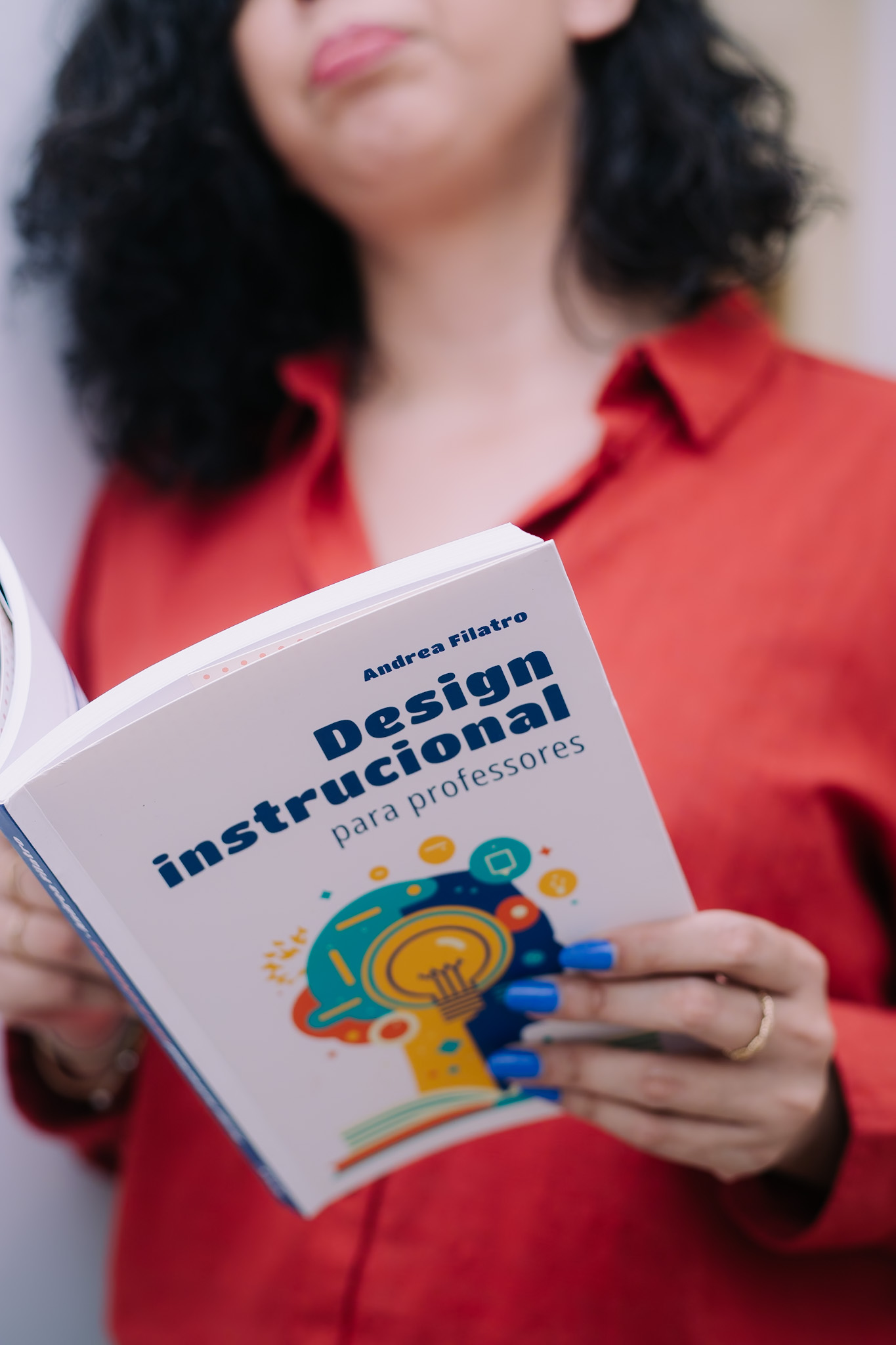Nangela Lima lendo o livro Design Instrucional para Professores
